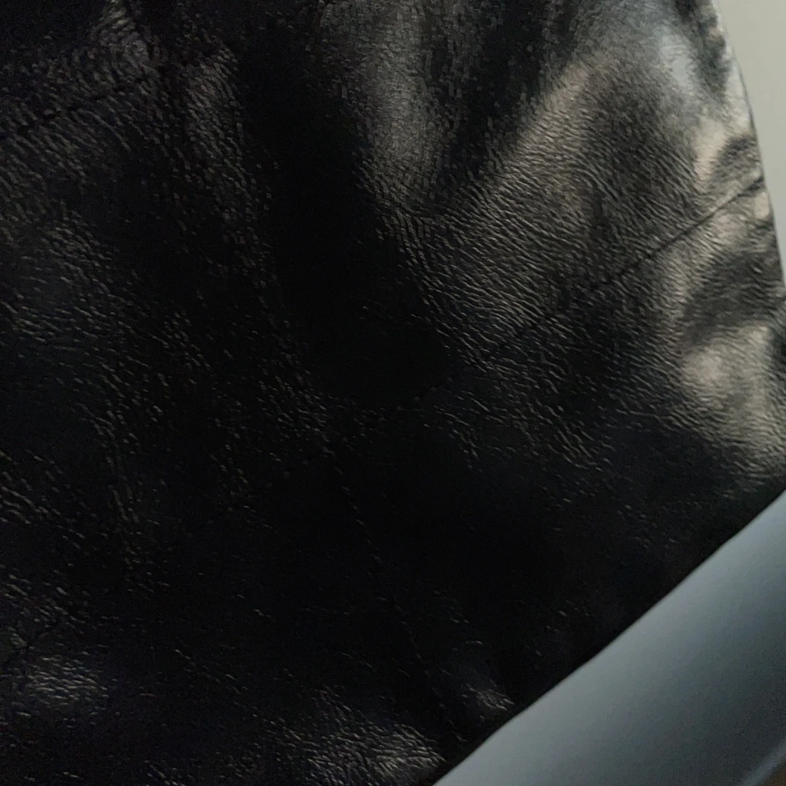 Svart axelväska med kedjedetaljer från Zara - 1