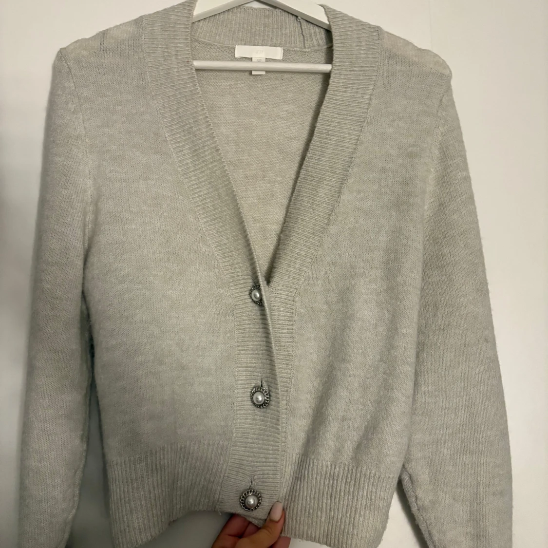 Grå kofta med pärlknappar