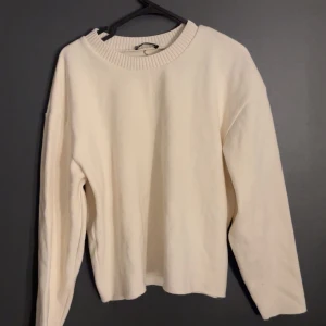 Vit långärmad tröja - Säljer en stilren vit tröja med långa ärmar och ribbad krage. Från zara som knappt är andvänd några fåtal gånger.