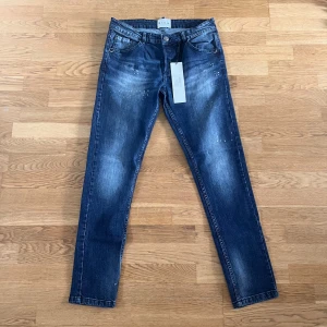 John Richmond Jeans - Nypris 2100kr Helt nya John Richmond jeans! Storlek 34, skulle säga att de passar som en dondup i 33. De passar mig bra och jag är drygt 180cm och väger ca 63kg! Nice färgskvätt och tvär fräscha detaljer! 