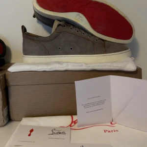 Christian Louboutin Skor - Intressekoll på dessa Christian Louboutin skor som självklart är äkta! Endast seriösa bud. Storlek 46 men CL har lite mindre storlekar så passar mellan 44-46, (29cm).  Finns mindre defekter som kan visas närmare vid intresse. Skriv och fråga om det kommer minsta lilla fundering😃. Högsta bud ligger på 1800 vid nuläget!