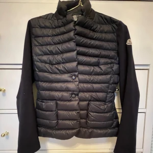 Mörkblå moncler cardigan  - Mörkblå cardigan från moncler med knappar. Tyg på baksidan, kod finns innuti. Kan diskutera pris 