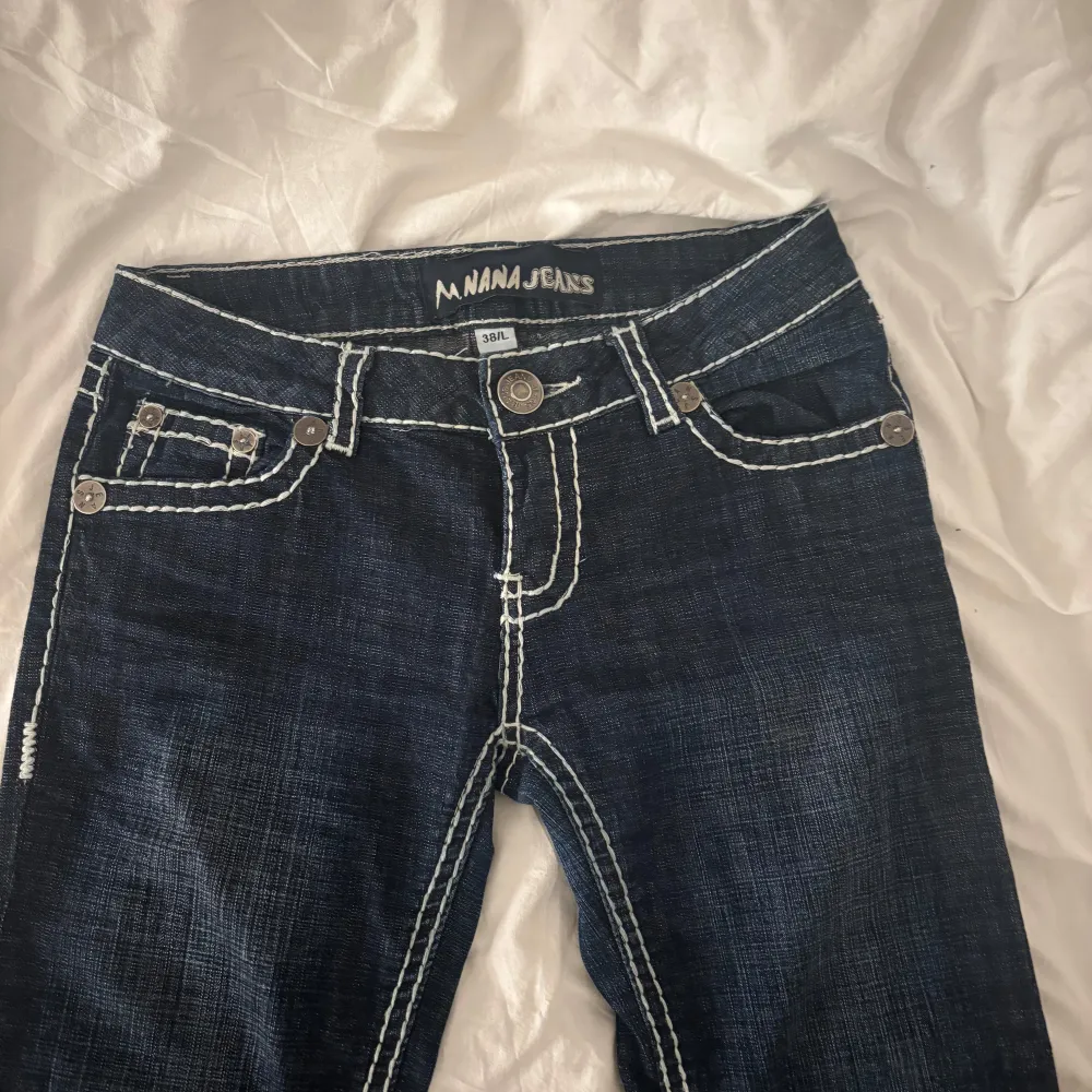 Säljer världens finaste lågmidjade jeans! De var från början skinny jeans som jag noggrant gjort utsvängda! Har sytt i flera år så det har gjords noggrant och bra! Det står att jeansen är stl L men de är små i storleken så de passar stl S/M. Midjemåttet: ca 36 cm Innerbenslängden: ca 82 cm Benbrädd: ca 26 cm. Farkut & Housut.