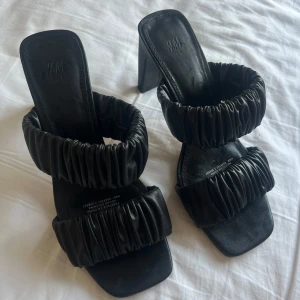 Svarta klackskor  - Säljer ett par svarta klackskor som är perfekt nu när det blir varmare! Lagom höga och sköna att gå i men säljer då dem ej passar mina fötter 🥰