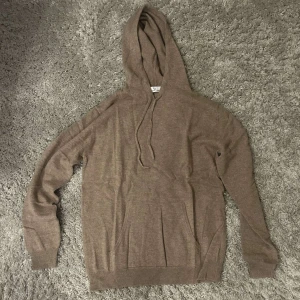 Kashmir tröjor alla färger och storlekar  - Skit nice Kashmir tröjor både hoddies och tröjor alla storlekar och färger! Beige, blå, svart, vinröd vit och grå! Helt nya! 1200 för en Hoddie och 900 för en tröja!