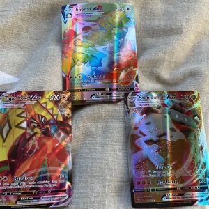 Snorlax VMAX Pokémonkort - Säljer ett Snorlax VMAX Pokémonkort med en färgglad och glittrig design. Kortet har 340 HP och attacken G-Max Fall som gör extra skada beroende på dina bänkade Pokémon. Perfekt för samlare eller spelare som vill förstärka sin kortlek! Obs hämtas i uppsala kommer säga adressen när nån är intresserad!