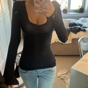 Mörkblå långärmad intimissimi topp  - Snygg mörkblå intimissimi långärmad topp med v-ringning den är lite trasig vid ärmarna. Passar bra till jeans eller kjol.