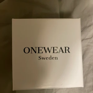 Svart armband från ONEWEAR - Snyggt svart armband från ONEWEAR med flätad design och ett stilrent metallspänne. Perfekt accessoar för att komplettera din look. Sitter jätte bra och snyggt och bli ett armband och ett halsband som sticker ut på din stil på ett jätte snyggt sätt. Pris kan diskuteras 👍😁