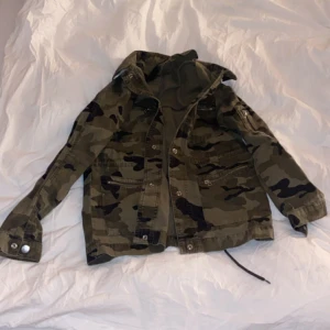 Jeansjacka i camouflage  - Säljer en cool jeansjacka i camouflage. Storlek S