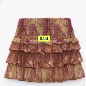 Populär Zara kjol  - Supersöt kort volangkjol från Zara. Använt några gånger men i mycket bra skick💞