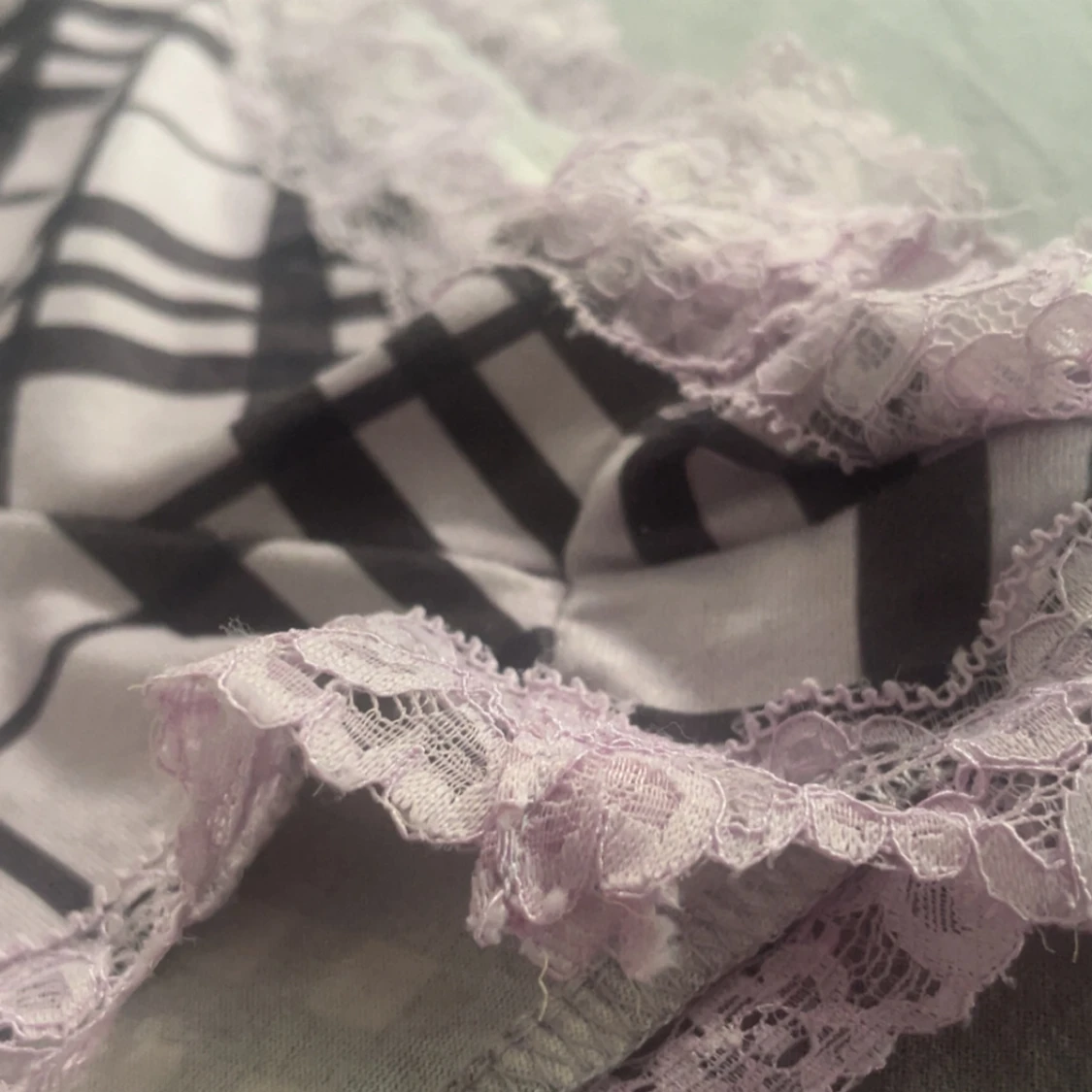 Ljuslila ribbad linnetopp med spets och shorts  - 3