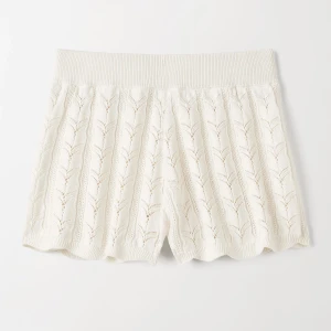 Stickade shorts Soft Goat - Säljer dessa jättesnygga virkade shorts från Soft Goat i cremevit färg. De är i en ull och kashmirblandning samt endast använda ett fåtal gånger. Skriv till mig för egna bilder 💕