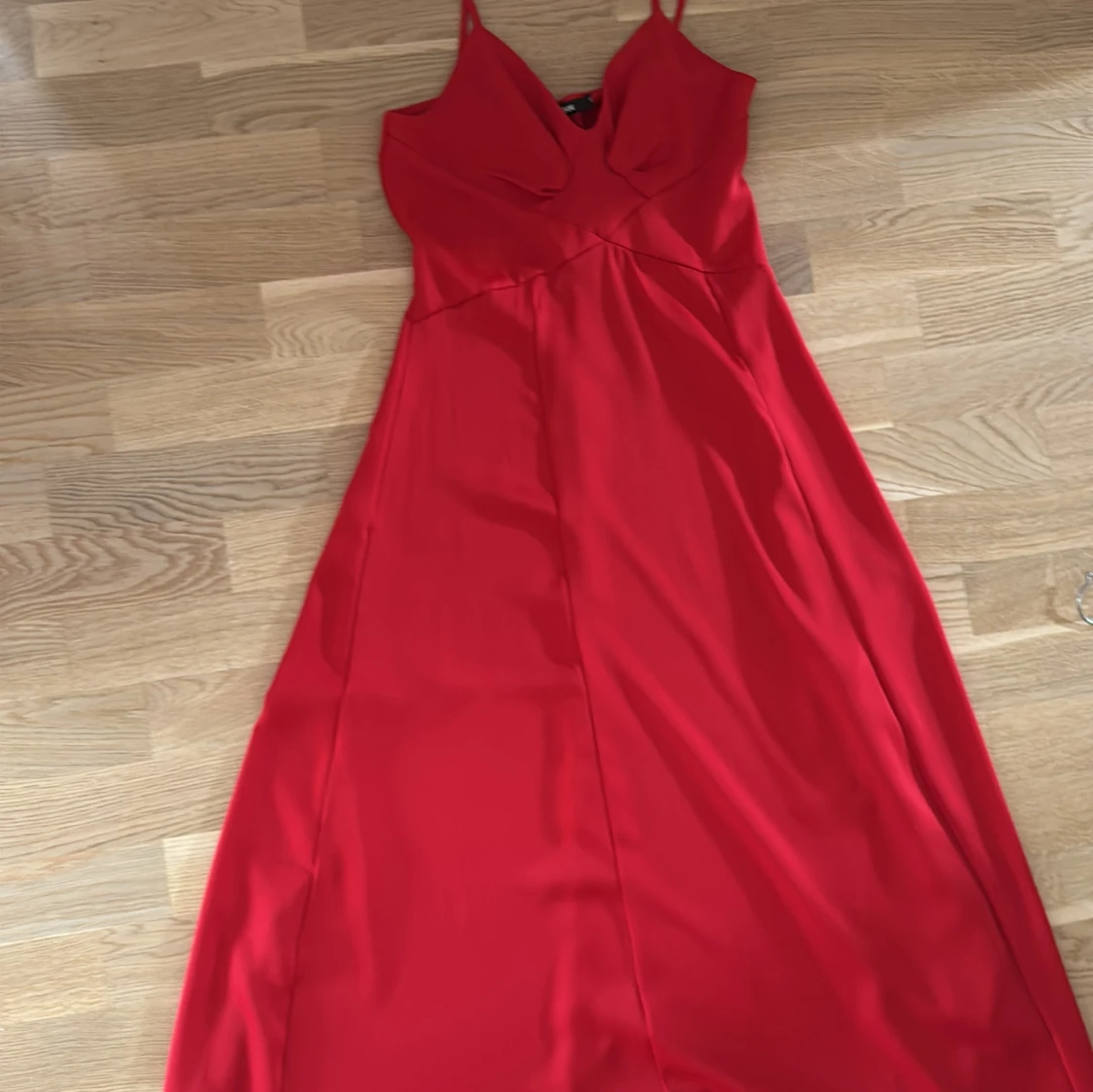 Röd långklänning från BikBok - 2