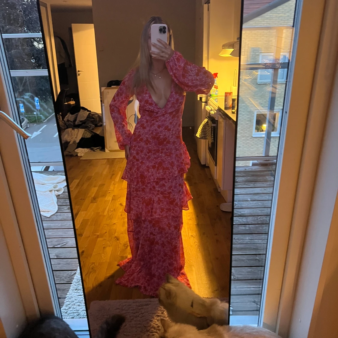 Rosa blommig långklänning med volanger