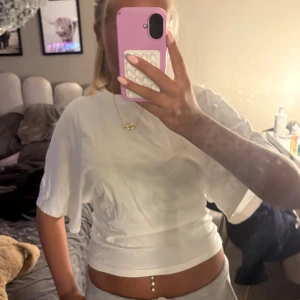 Vit gina tshirt  - Helt ny vit t-shirt ifrån gina tricot 🩷
