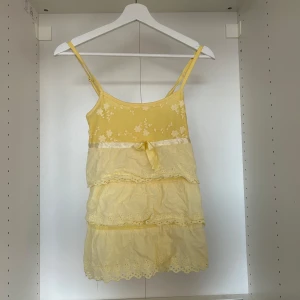 Sommrigt gult linne - Supersött gulr linne med volanger i fram 💛aldrig använd!