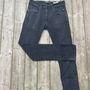Svarta Replay Jeans - Säljer ett par snygga svarta replay jeans! Jeansen är i mycket bra skick och har inga defekter. Dem är comfort fit och är storlek 28/32. Om ni har några andra frågor eller önskar flera bilder så är det bara att höra av er! Pris kan diskuteras😉