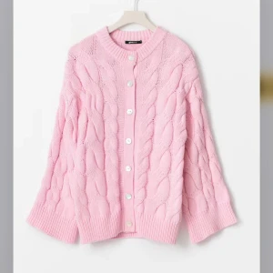 Rosa kabelstickad kofta med knappar - Supermysig slutsåld rosa kofta från Gina Tricot i storlek xs. Tröjan är oanvänd och har lappar kvar🌸