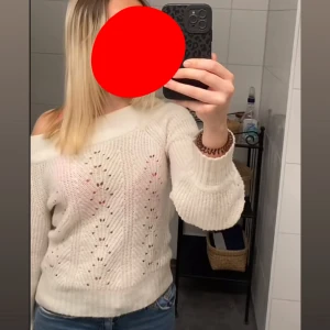 Offshoulder stickad vit tröja - Superfin offshoulder stickad tröja i vitt med snyggt hålmönstrar. 