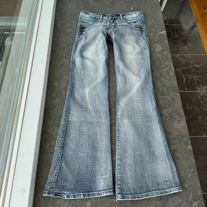 Lågmidjade jeans  - Så snygga jeans som tyvärr inte passar mig och har därför ingen bild på! Midjemått tvärsöver: 40cm Midjehöjd: 21cm Inerbens längd: 83cm💕