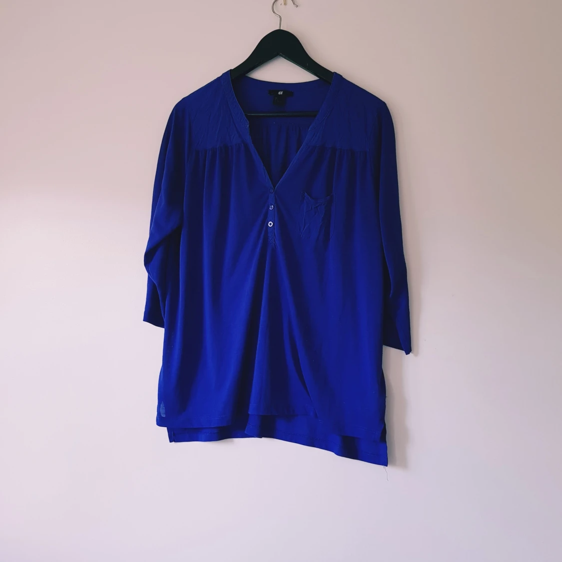 Kornblå blus från H&M med v-ringning strl L