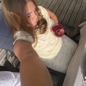 Gul klänning  - Fin klänning från Ginatricot, endast använd en gång på midsommar!!❤️