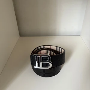 Svart/beige B b bälte silver logga🔥 - Svart/beige B b bälte med silver logga 🔥.        125 + förkortare följer med!
