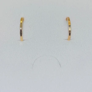 Kantiga ringar i platerat guld - Snygga och enkla ringar i guld platering med en tunn, rund och lätt hamrad design. Perfekta för dig som gillar stilrena smycken med en modern touch. Kommer i en söt rosa organzapåse.