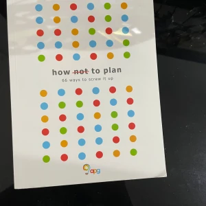 How Not to Plan: 66 Ways to Screw It Up - En smart och underhållande bok om marknadsföring och planering, fylld med humor och konkreta tips. Perfekt för unga vuxna och studenter som vill förstå hur man undviker vanliga misstag i reklamvärlden. Lättläst, färgglad och inspirerande för framtidens kreatörer.