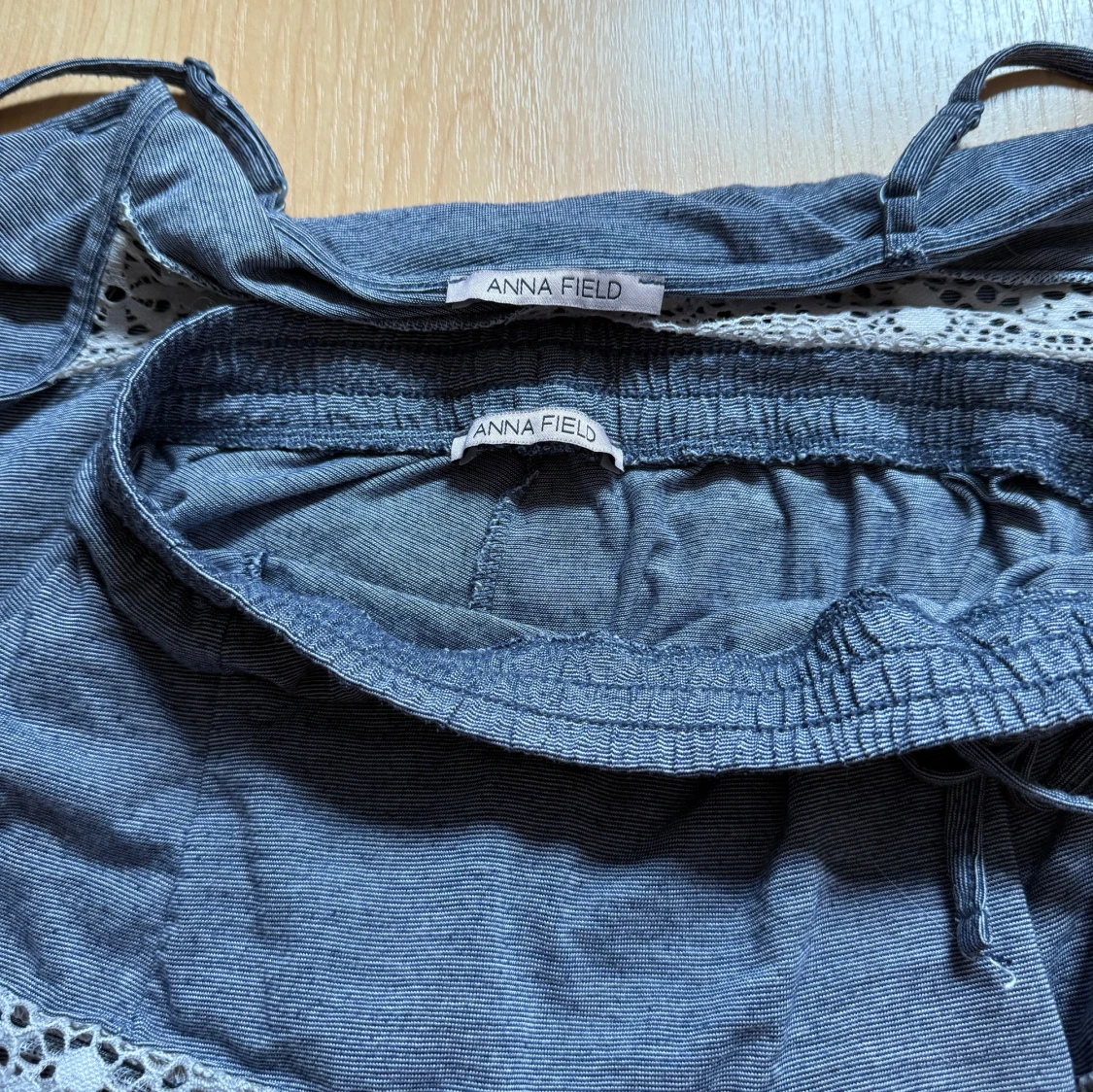 Grå linnetopp och shorts med spets från Anna Field - 3