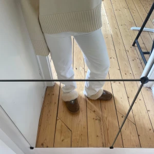 Vita raka lågmidjade jeans - Säljer ett par vita jeans med rak passform och låg midja. Byxorna är i mjukt bomullstyg och har en stilren look utan synliga detaljer. Perfekta för dig som gillar en clean och fräsch stil. Storlek 32 passar xs och xxs