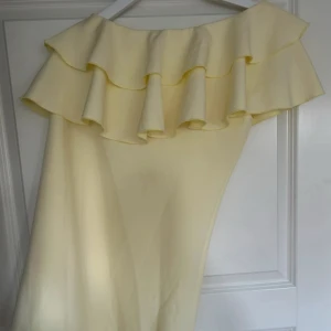 Ljusgul offshoulder klänning  - Superfin ljusgul klänning från Lauris med offshoulder och dubbla volangdetaljer upptill🌸💕 bara att skriva om ni har några frågor eller funderingar!