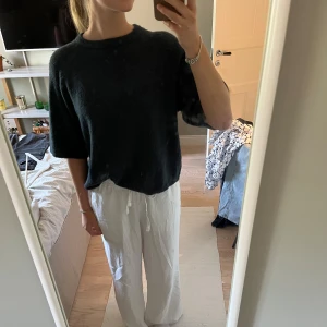 Mörkblå stickad tröja från Lager 157 - Mysig stickad tröja från Lager 157 i storlek S med rund halsringning och halvlånga ärmar. Tröjan har en ganska lös passform och är väldigt mjuk o skön. Enkel och stilren design som funkar till många outfits. Den är i fint skick o inte alls nopprig som många stickade tröjor lätt kan bli. 