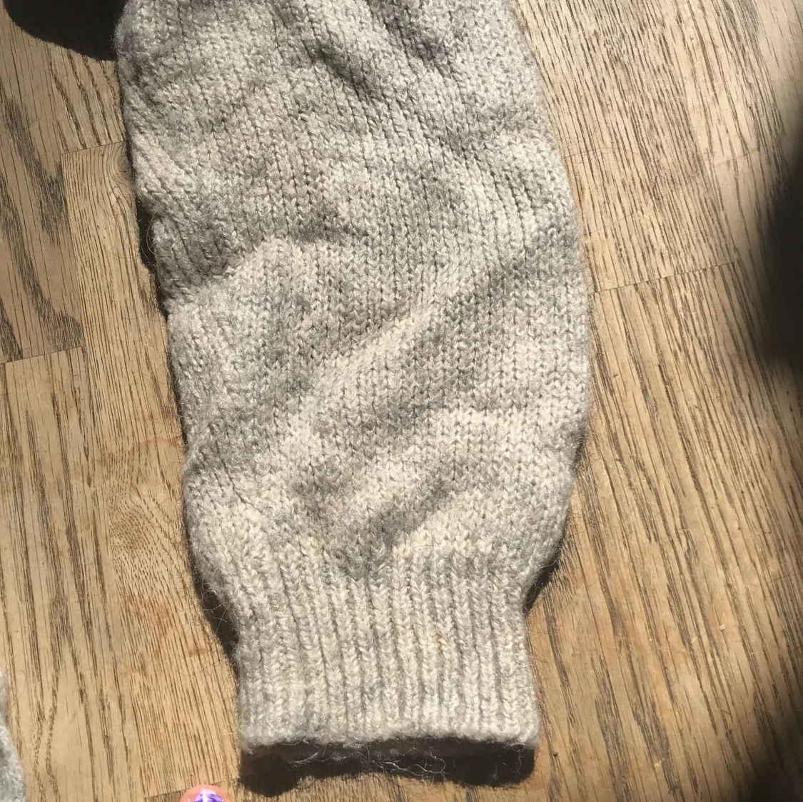 Grå stickad polotröja med knyt  - 1