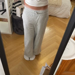 Gråa mjukisbyxor - Säljer ett par grå mjukis byxor i stl 146. De har två fikor där fram och en stretchig midja med band som man kan spänna åt.