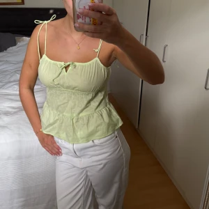 Mintgrön volang topp - Detta fina trendiga linnet i ljusgrönt är i storlek 32. Det har aldrig används. Köparen står för frakten och hör gärna av dig vid intresse. 💞