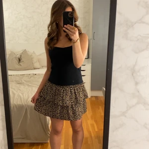 Volangkjol🐆🐆 - En leopard mönstrad kjol från Sportshopen som passar en S/M💘💘