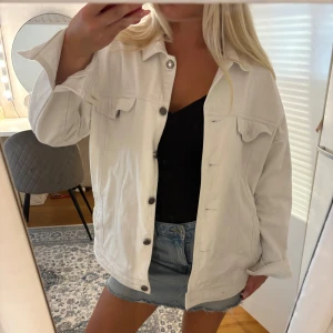 Vit jeansjacka - Snygg vit jeansjacka från Noisy May med klassisk krage, knappar framtill och två bröstfickor med lock. Jackan har en loose passform och är perfekt att slänga över en topp eller hoodie. passar XS-S🤍🤍