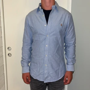 Ralph Lauren skjorta slim fit  - Ralph Lauren | Mycket bra skick | Size - M | Nypris 1600 mitt pris 499 | Hör av dig vid minsta fråga eller fundering📩