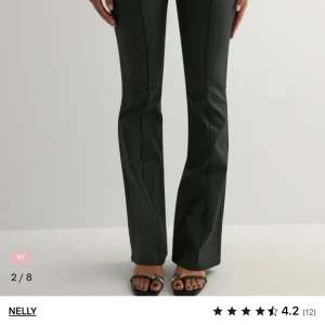 Svarta bootcut byxor från Nelly - Snygga svarta bootcut byxor från Nelly med markerade sömmar framtill. Byxorna har en låg midja och är använda ett fåtal gånger. Om man vill ha fler bilder skriv! 