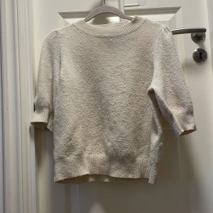 Beige stickad tröja Vero Moda XS - Superfin beige stickad tröja från Vero Moda i storlek XS. Tröjan har kortare ärmar med ribbade muddar och en rund halsringning. Mjuk och skön struktur!❤️Nypris: 230 Mitt pris:70