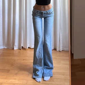 Lågmidjade bootcut jeans - Vintage från Reactive💓midja 35 innerben 87 jae 165. Kolla min profil för mer jeans⭐️