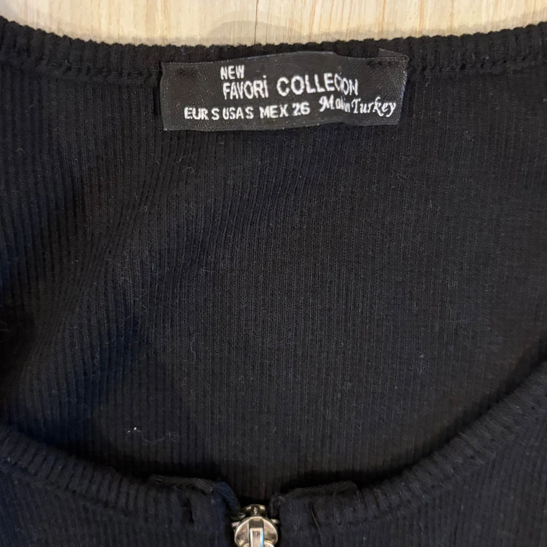 Svart ribbad linnetopp med dragkedja - 2