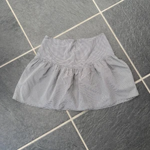 Minikjol från & other stories - Säljer denna supersöta rutiga volangkjolen från & other stories i strl 38 då den tyvärr är lite för stor för mig och därför inte kommer till användning. Använd ett fåtal gånger så i väldigt fint skick🩷⭐️