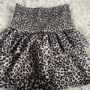 Leopardmönstrad volangkjol - Supersöt mini kjol med leopardmönster och volanger! Kjolen är från Yamz och är i mycket bra skick💞
