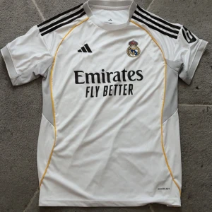 Real Madrid 25/26 - Real madrid 25/26 helt ny, aldrig använt. Storleken Är M. Skriv gärna för mer information 