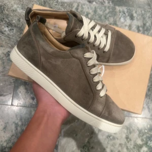 Christian Louboutin spikeless - Ett par fina loubs i bra skick(se bilder) låda följer med. För fler frågor vänlig kontakta mig! Storlek 40,5 