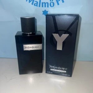 Yves Saint Laurent Y EdP Intense 100ml - Yves Saint Laurent Y Eau de Parfum Intense i en stilren, mörkblå glasflaska med metallisk etikett och svart texturerad kork. Flaskan rymmer 100 ml och kommer med originalkartong i matchande mörkblått med silverdetaljer. En modern och maskulin doft.