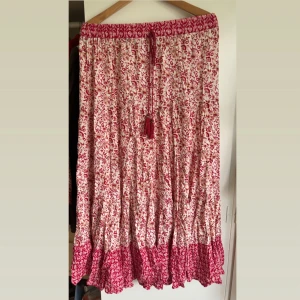 Rödvit långkjol med blommigt mönster - Mönstrad långkjol från Zara! Knappt använd, köpt förra året men har bara legat i princip. 