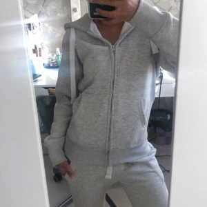 Zip Up Hoodie - Säljer en grå zip up hoodie från Russemerch, strl. XS🩶 Välomhändertagen!